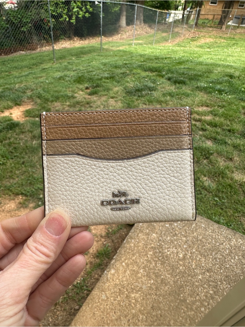 GIVVY Coach Two-Tone Pebbled Leather Card Holder in Brown and Cream